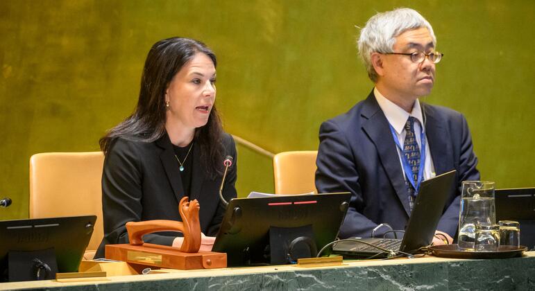 رئيسة الجمعية العامة للأمم المتحدة أنالينا باربوك (على اليسار) ترأس اجتماعا حول استخدام حق النقض في مجلس الأمن الدولي.